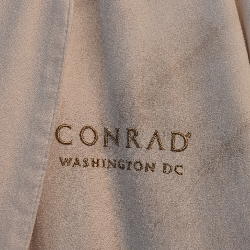 Conrad Washington DC Cream Robe - Picture 2 of 8